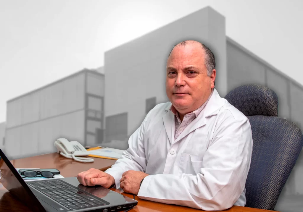 Doctor Guillermo Salinas especialista neurocirujano