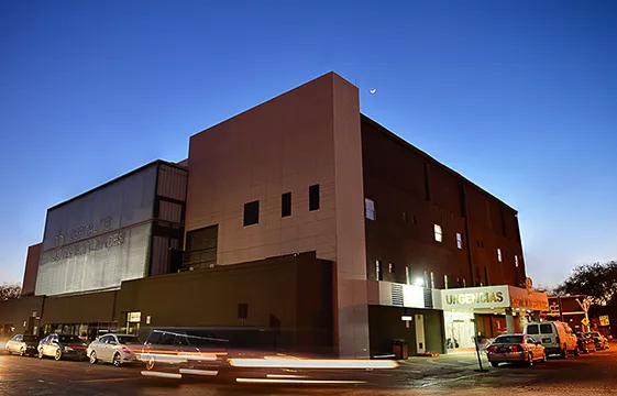 Uso Fachada del Hospital de Especialidades de noche